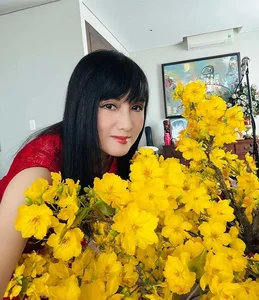 Timeless Elegance: The Ageless Beauty of 'Queen of Calendars' Hien Mai at 60 - image 4