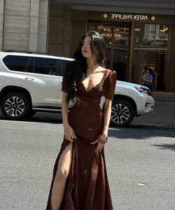 MC Mai Dora Radiates Natural Beauty in Elegant Street Style Look - image 4