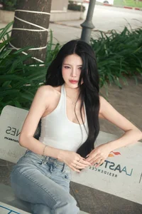 MC Mai Dora Radiates Natural Beauty in Elegant Street Style Look - image 3