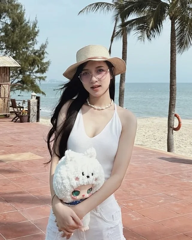 Natural Beauty: Miss Vietnam 2024 Contestant's Stunning Everyday Look