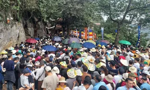 Experience the Vibrant Energy and Massive Crowds at Huong Pagoda and Yen Tu Mountain During Vietnam's Lunar New Year Tet Festival Celebrations - image 5