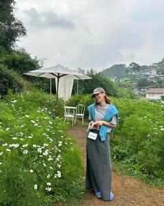 10 Youthful Travel Outfit Ideas from Yen Trang at Age 42 - image 5