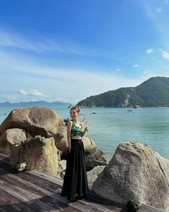 10 Youthful Travel Outfit Ideas from Yen Trang at Age 42 - image 1