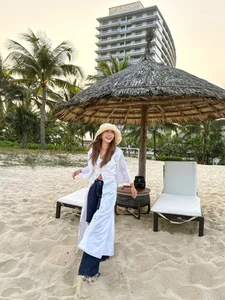 10 Youthful Travel Outfit Ideas from Yen Trang at Age 42 - image 3