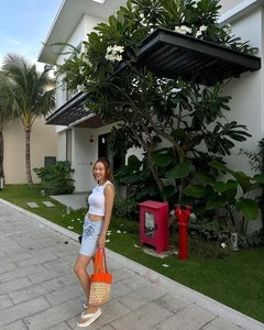 10 Youthful Travel Outfit Ideas from Yen Trang at Age 42 - image 2