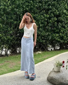 10 Youthful Travel Outfit Ideas from Yen Trang at Age 42 - image 8