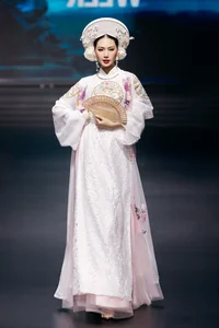 Nguyen Thu Hang Shines on the Runway for Designer Cao Minh Tien - image 5