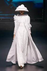 Nguyen Thu Hang Shines on the Runway for Designer Cao Minh Tien - image 3