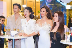 Timeless Elegance: The Red Carpet Allure of Hà Anh and Thu Hoài - image 2