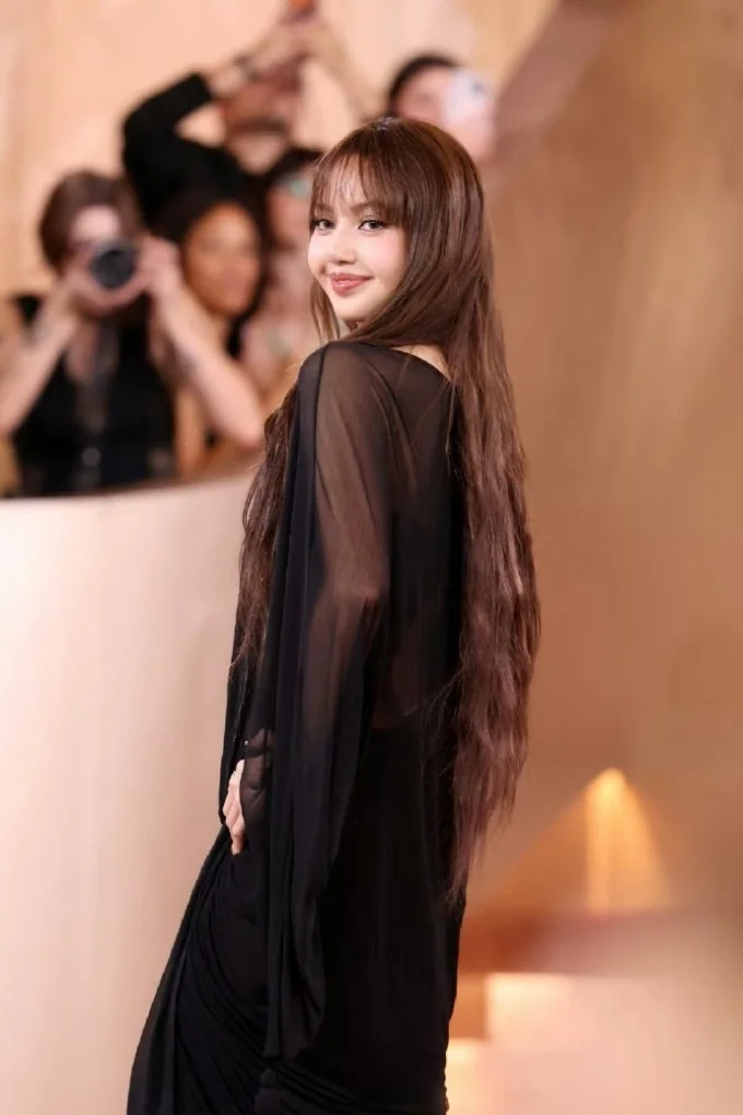 Lisa Shines in a Breathtaking Sheer Gown at the Golden Globes Red Carpet