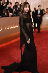Lisa Shines in a Breathtaking Sheer Gown at the Golden Globes Red Carpet - image 5