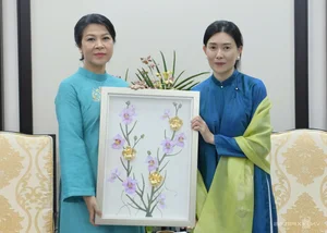Cultural Diplomacy: Singapore Prime Minister's Spouse Celebrates Vietnamese Heritage in Elegant Ao Dai - image 5