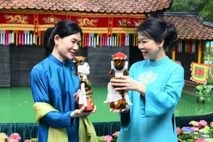 Cultural Diplomacy: Singapore Prime Minister's Spouse Celebrates Vietnamese Heritage in Elegant Ao Dai - image 7