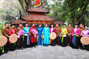 Cultural Diplomacy: Singapore Prime Minister's Spouse Celebrates Vietnamese Heritage in Elegant Ao Dai - image 0