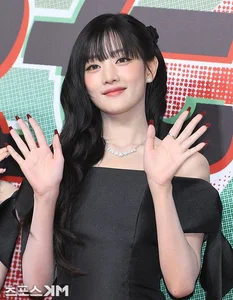 SBS Gayo Daejeon 2024: A Spectacular Battle of Visuals and K-Pop Fashion Icons - image 4