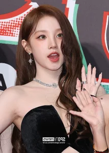 SBS Gayo Daejeon 2024: A Spectacular Battle of Visuals and K-Pop Fashion Icons - image 18
