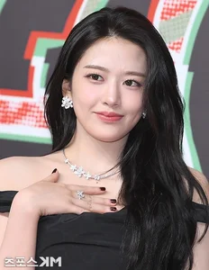 SBS Gayo Daejeon 2024: A Spectacular Battle of Visuals and K-Pop Fashion Icons - image 2