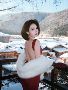 Chu Mac Thuy Quynh flaunts alluring bare back, defying cold amidst pristine snow - image 6