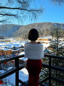 Chu Mac Thuy Quynh flaunts alluring bare back, defying cold amidst pristine snow - image 9