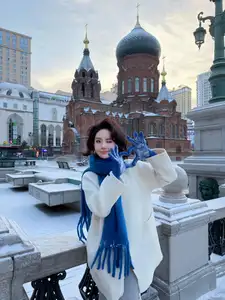 Chu Mac Thuy Quynh flaunts alluring bare back, defying cold amidst pristine snow - image 8