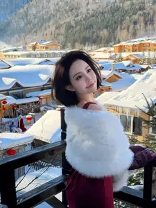 Chu Mac Thuy Quynh flaunts alluring bare back, defying cold amidst pristine snow - image 5