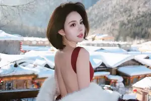 Chu Mac Thuy Quynh flaunts alluring bare back, defying cold amidst pristine snow - image 7