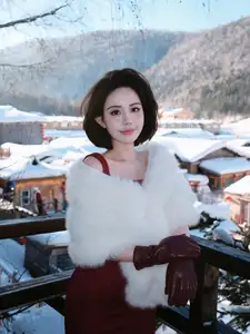 Chu Mac Thuy Quynh flaunts alluring bare back, defying cold amidst pristine snow - image 3