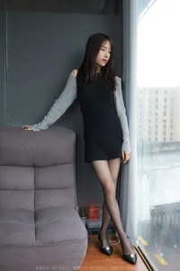 Model Meizi in IESS Black Silk on Sofa: A Study in Sophistication - image 72
