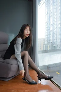 Model Meizi in IESS Black Silk on Sofa: A Study in Sophistication - image 40