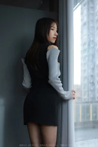 Model Meizi in IESS Black Silk on Sofa: A Study in Sophistication - image 30