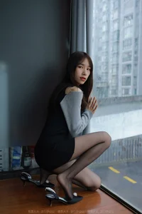 Model Meizi in IESS Black Silk on Sofa: A Study in Sophistication - image 81