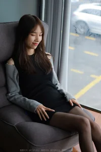 Model Meizi in IESS Black Silk on Sofa: A Study in Sophistication - image 23