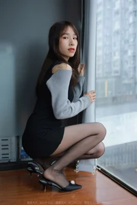 Model Meizi in IESS Black Silk on Sofa: A Study in Sophistication - image 12