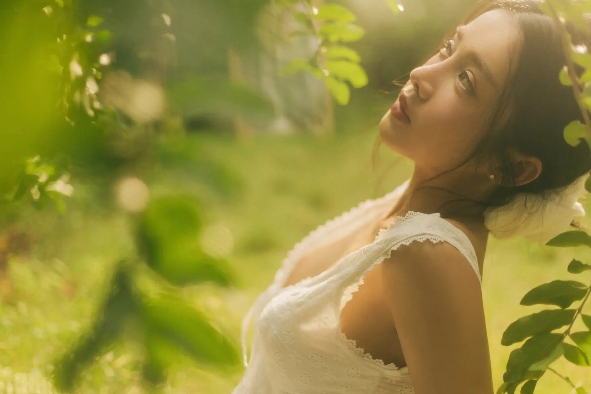 Trinh My Duyen: Fresh, Pure Beauty Like a Muse Under Golden Sunlight
