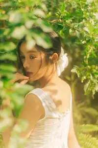 Trinh My Duyen: Fresh, Pure Beauty Like a Muse Under Golden Sunlight - image 4