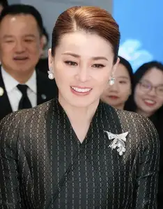 Queen Suthida of Thailand: An Icon of Elegant Fashion Blending Tradition and Modernity - image 10