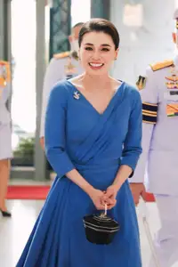 Queen Suthida of Thailand: An Icon of Elegant Fashion Blending Tradition and Modernity - image 12