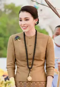 Queen Suthida of Thailand: An Icon of Elegant Fashion Blending Tradition and Modernity - image 7