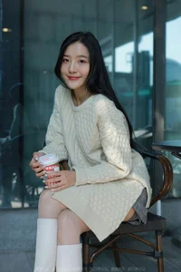 The White Boot Trend: Wanping's Modern Princess Aesthetic - image 5