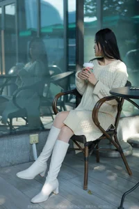 The White Boot Trend: Wanping's Modern Princess Aesthetic - image 0