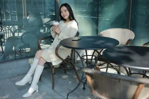 The White Boot Trend: Wanping's Modern Princess Aesthetic - image 9
