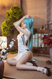 Hatsune Miku Cosplay by Mu Mian Mian VwV - YITUYU Art - image 4