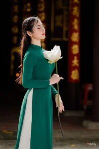 Timeless Elegance in Emerald Green Ao Dai - image 3