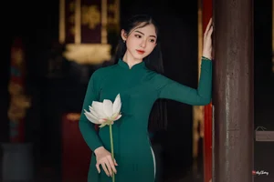 Timeless Elegance in Emerald Green Ao Dai - image 7