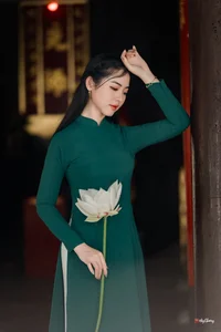Timeless Elegance in Emerald Green Ao Dai - image 2