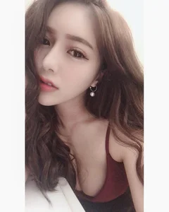 Taiwanese Beauty Icons and the Rise of the Bold No-Bra Fashion Trend - image 1