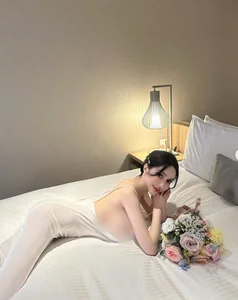Taiwanese Beauty Icons and the Rise of the Bold No-Bra Fashion Trend - image 2