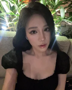 Riverside Glamour: Exploring the Luxury Lifestyle of Saigon’s Top Streamers - image 0