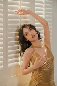 Captivating Elegance: O1ne Wan Shines in Golden Backless Dress - Art Language Vol.8691 YiTuYu Collection - image 11