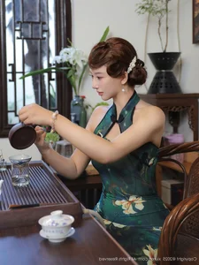 Timeless Oriental Grace: Jin Yun Xi Yuki in Elegant Modern Cheongsam - image 0